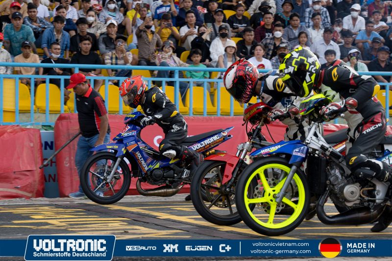 chay het minh tren duong dua