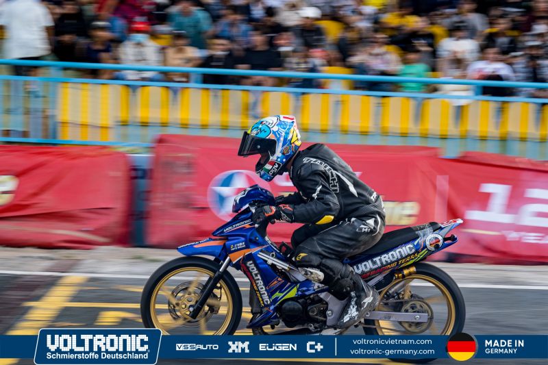 tay dua Voltronic XM Racing team